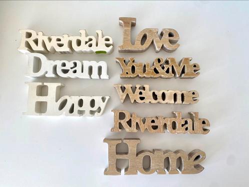 Riverdale text woordjes hout, Huis en Inrichting, Woonaccessoires | Tekstborden en Spreuken, Zo goed als nieuw, Ophalen of Verzenden
