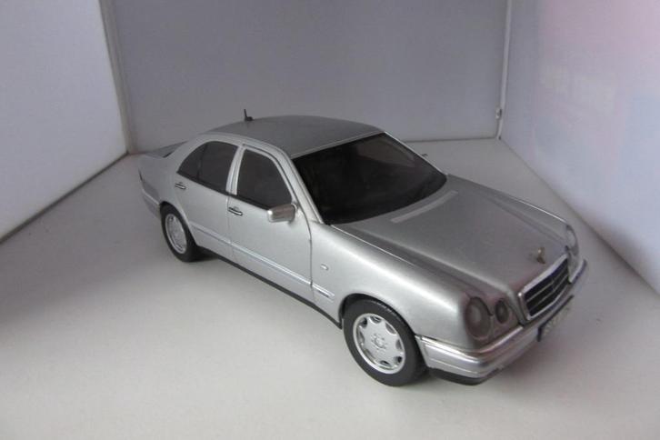 Mercedes E-class 1;18, Hobby en Vrije tijd, Modelauto's | 1:18, Zo goed als nieuw, Auto, Overige merken, Ophalen of Verzenden