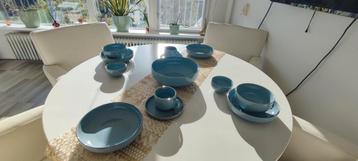 Mooi blauw serviesgoed beschikbaar voor biedingen