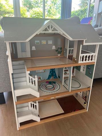Groot poppenhuis beschikbaar voor biedingen