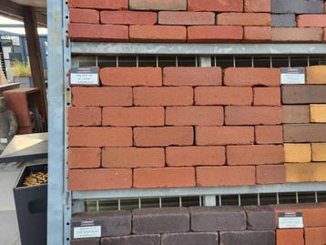 55.6m2 Restpartij gebakken klinkers dikformaat rood bruin  beschikbaar voor biedingen