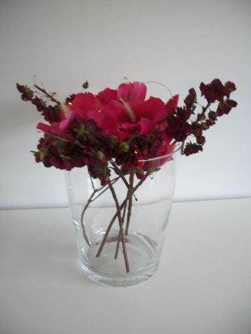 Grote Glazen Vaas met Kunstbloemen Rood - 59 cm hoog - zgan beschikbaar voor biedingen