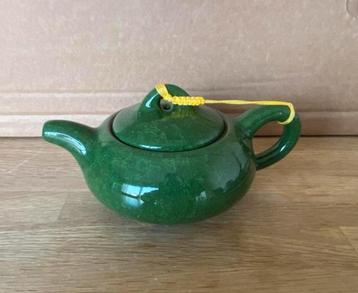 Groene theepot theepotje beschikbaar voor biedingen