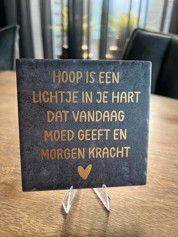 Tegeltje 'Hoop is een lichtje' beschikbaar voor biedingen