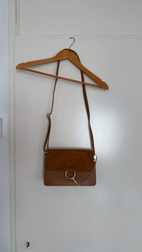 Dames schoudertas mocha lichtbruin leren gouden detail 25cm, Sieraden, Tassen en Uiterlijk, Tassen | Schoudertassen, Leer, Ophalen of Verzenden