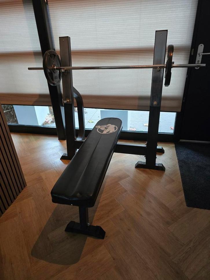 Halterbank vlak met gewichten, Sport en Fitness, Fitnessapparatuur, Zo goed als nieuw, Krachtstation, Ophalen