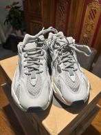 Yeezy 700 V2 “Static”, Overige kleuren, Nieuw, Ophalen of Verzenden, Sneakers of Gympen
