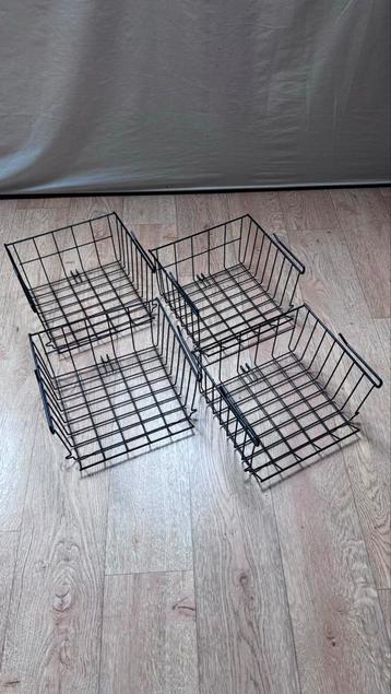 Kastmandjes zwart beschikbaar voor biedingen