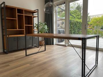 Eettafel en kast
