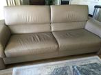 zitbank in de kleur taupe lengte 210 cm, Huis en Inrichting, Banken | Bankstellen, Ophalen, Zie foto, Tweepersoons, Zo goed als nieuw