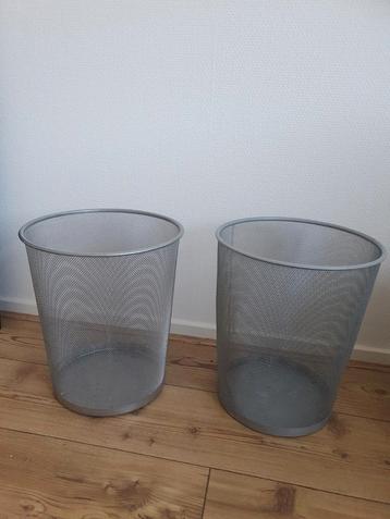 2 metalen prullenbakken. beschikbaar voor biedingen