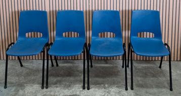 23 x Kunststof kuipstoelen blauw kantine stoelen cafe zaal beschikbaar voor biedingen