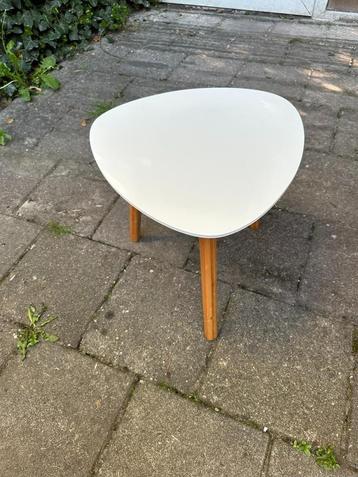 tafeltje beschikbaar voor biedingen
