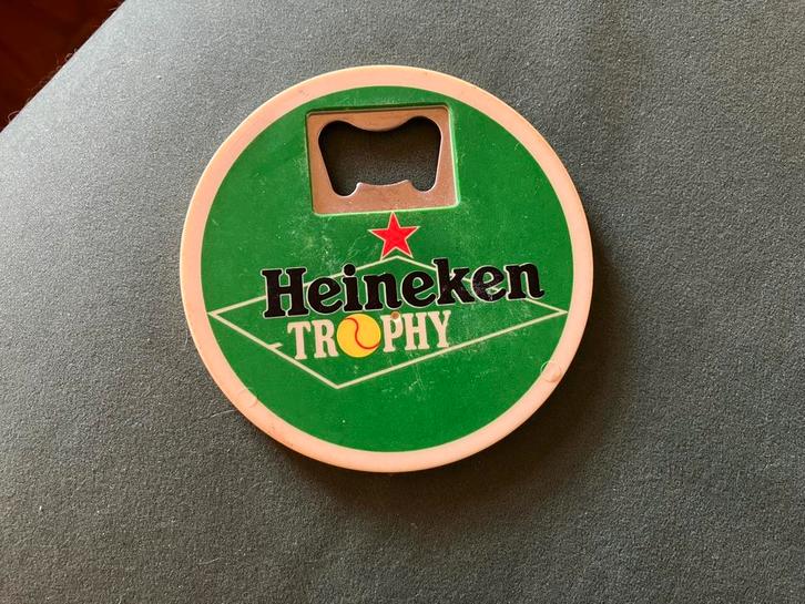 Flesopener Heineken Trophy, vorm van bierviltje, Verzamelen, Biermerken, Zo goed als nieuw, Flesopener, Heineken, Ophalen of Verzenden