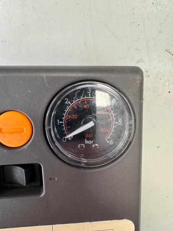 Banden compressor 12V beschikbaar voor biedingen