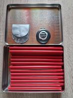 Aladine Lakstaven set rood met lakzegel - 15 stuks in blik, Hobby en Vrije tijd, Stempelen, Ophalen of Verzenden, Zo goed als nieuw