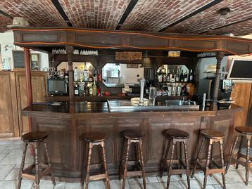 Bruin cafe bar compleet met 10 krukken beschikbaar voor biedingen