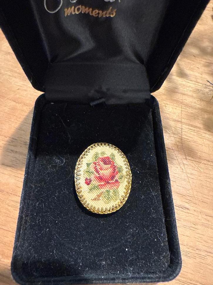 Antieke Broche met Roos, Sieraden, Tassen en Uiterlijk, Broches, Gebruikt, Overige materialen, Rood, Minder dan 4 cm, Ophalen of Verzenden