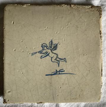 Antieke tegel met putti, cherubijn of Cupido met trompet beschikbaar voor biedingen