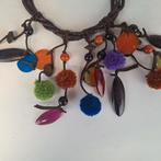 Korte ketting bruin koord met allerlei felle kralen, Sieraden, Tassen en Uiterlijk, Kettingen, Verzenden, Zo goed als nieuw, Bruin