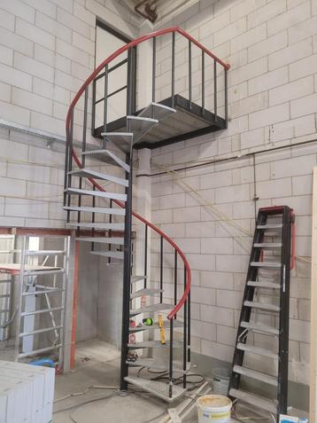 Stalen wenteltrap met bordes – 3,90m hoog – 18 treden beschikbaar voor biedingen
