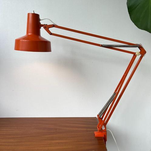 LSA Zweeds design anglepoise bureaulamp jaren 70 oranje, Huis en Inrichting, Lampen | Tafellampen, Gebruikt, 75 cm of meer, Metaal