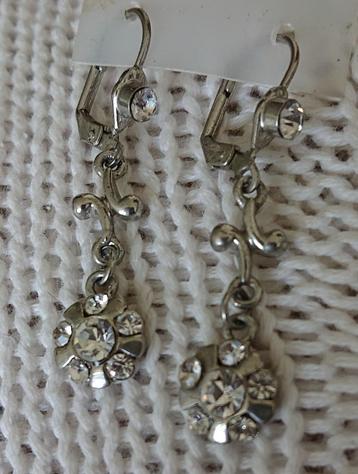 24 verschillende paar oorbellen nickelvrij beschikbaar voor biedingen