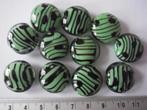 11 grote glas kralen groen met zwart, Ophalen of Verzenden, Nieuw, Kraal