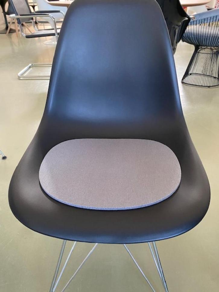 Afgeprijsd: Hey Sign Viltkussen Eames Plastic Side Chair, Huis en Inrichting, Stoelen, Nieuw, Vijf, Zes of meer stoelen, Overige materialen