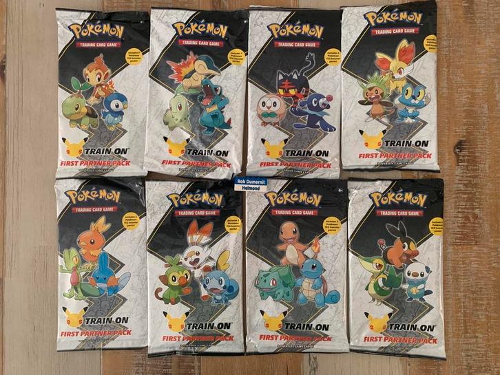 Pokemon TCG 25th anniversary First Partner USA, Hobby en Vrije tijd, Verzamelkaartspellen | Pokémon, Nieuw, Booster, Ophalen of Verzenden