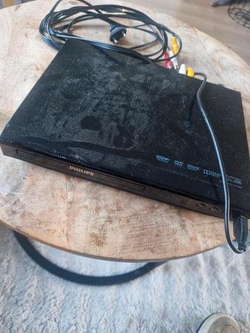 Dvd speler met kabels beschikbaar voor biedingen