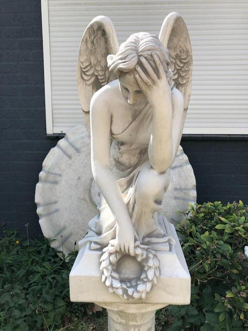 Mooie forse knielende engel, prachtig scherp beeld, fraaie u, Tuin en Terras, Tuinbeelden, Engelenbeeld, Steen, Ophalen of Verzenden