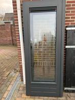 Grijze deur met raam, Doe-het-zelf en Verbouw, Kozijnen en Schuifpuien, Ophalen of Verzenden, Gebruikt, Hout, Deurkozijn