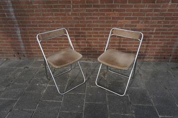 Vintage buisframe stoelen met ribstoffen bekleding beschikbaar voor biedingen