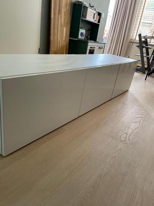 Besta tv meubel met witte deurtjes, Huis en Inrichting, Kasten | Televisiemeubels, Gebruikt, Minder dan 100 cm, 150 tot 200 cm