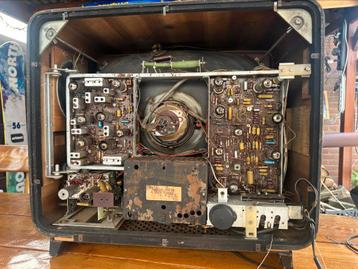 Originele onderdelen uit vintage televisie Philips beschikbaar voor biedingen