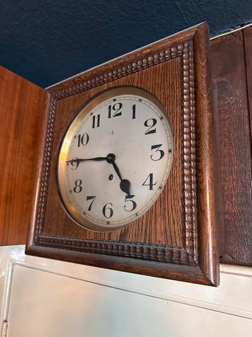 Mooie vierkante Junghans wandklok beschikbaar voor biedingen