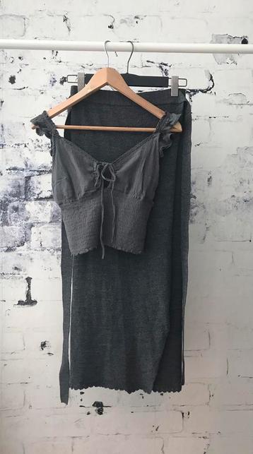 Moost wanted setje grijs top + rok beschikbaar voor biedingen
