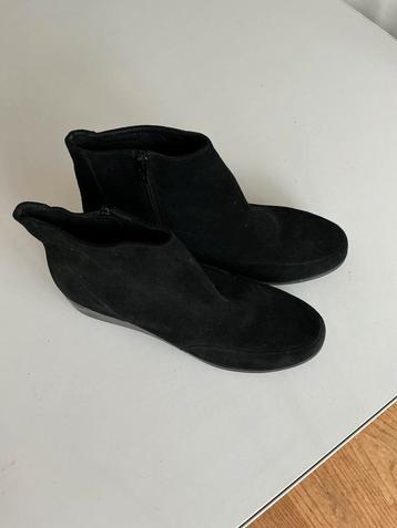 Lage suede dameslaarsjes. Maat 40 beschikbaar voor biedingen