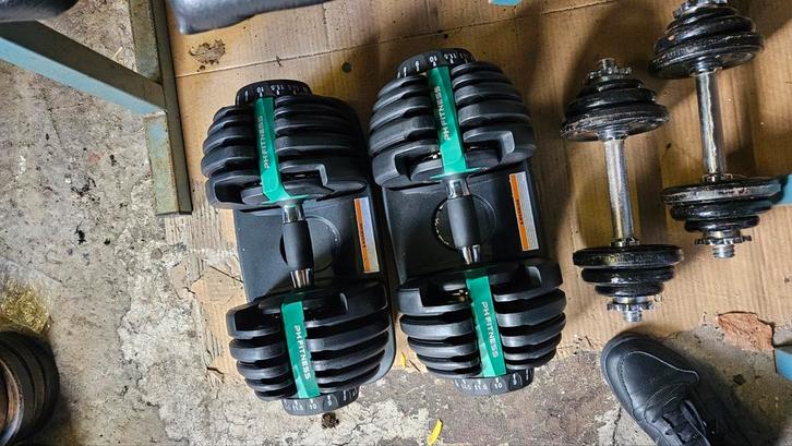 Verstelbare dumbells van 4 tot 24kg met fitnessbank., Sport en Fitness, Fitnessmaterialen, Zo goed als nieuw, Fitnessbank, Armen