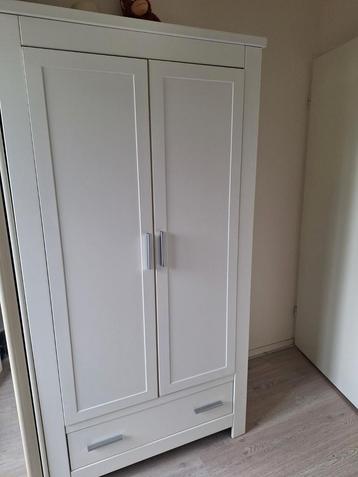 Leuke, witte set van kast, commode en bedje beschikbaar voor biedingen