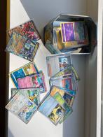100 Pokémon Kaarten in blik (sint en kerst tip), Ophalen of Verzenden, Gebruikt, Meerdere kaarten, Foil