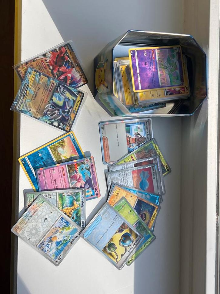 100 Pokémon Kaarten in blik (sint en kerst tip), Hobby en Vrije tijd, Verzamelkaartspellen | Pokémon, Gebruikt, Meerdere kaarten