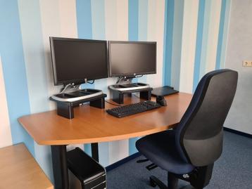 Keurig, ruimtebesparend bureau +speciale steun voor computer beschikbaar voor biedingen