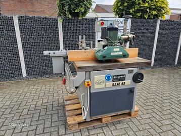 Freesmachine met aanvoerapparraat en Schuininstelbaar  beschikbaar voor biedingen