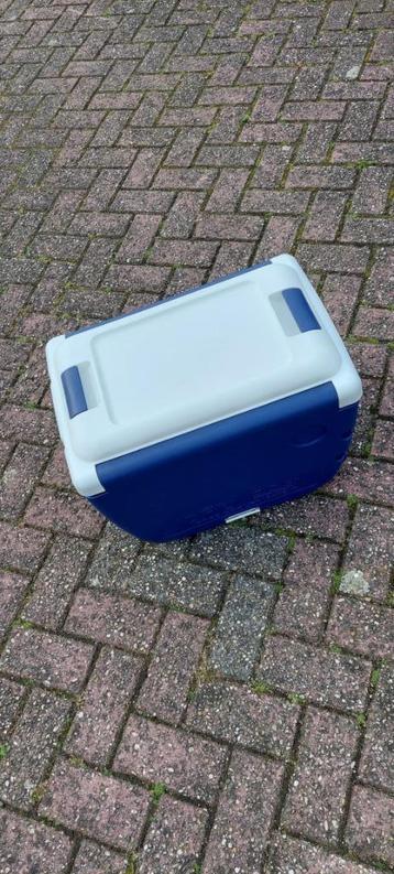 Koelbox tafeltje en 2 krukjes in 1 wieltjes 30l beschikbaar voor biedingen