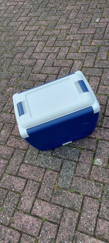 Koelbox tafeltje en 2 krukjes in 1 wieltjes 30l, Caravans en Kamperen, Koelboxen, Zo goed als nieuw, Koelbox, Koelelement, Ophalen