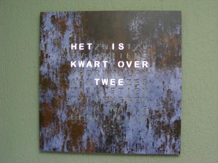 Unieke Woordklok - Eyecatcher voor aan de Muur!, Huis en Inrichting, Woonaccessoires | Klokken, Nieuw, Wandklok, Digitaal, Ophalen