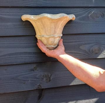 Betonnen plantpot om aan de muur of schutting te hangen beschikbaar voor biedingen