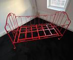 Antiek glanzend rood ijzeren peuter/kleuter ledikant, Ophalen, Zo goed als nieuw, Minder dan 140 cm, Minder dan 70 cm